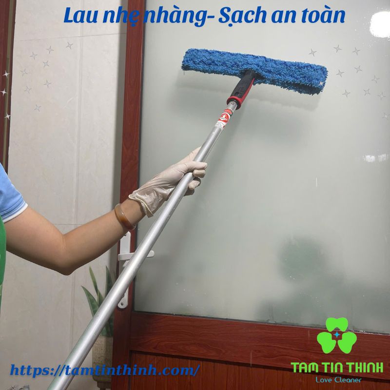 TOP 3 DỤNG CỤ CẦN CÓ KHI LAU KÍNH